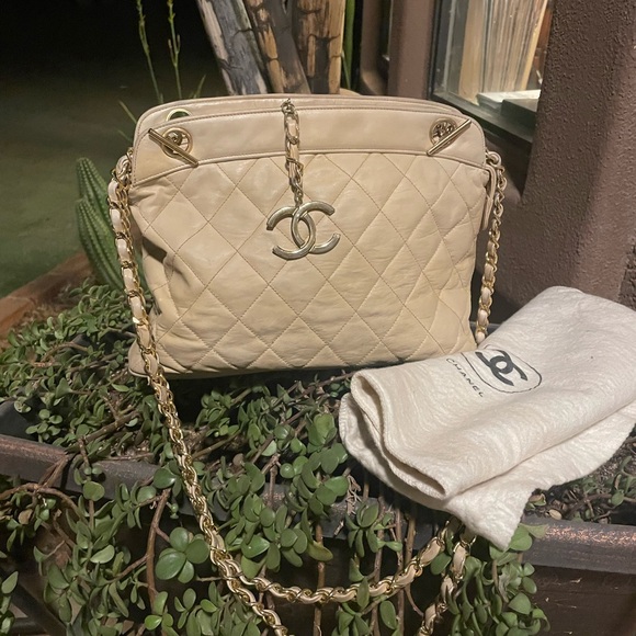 CHANEL Beige Quilted Shoulder Bag with Gold Chain - Picture 16 of 16